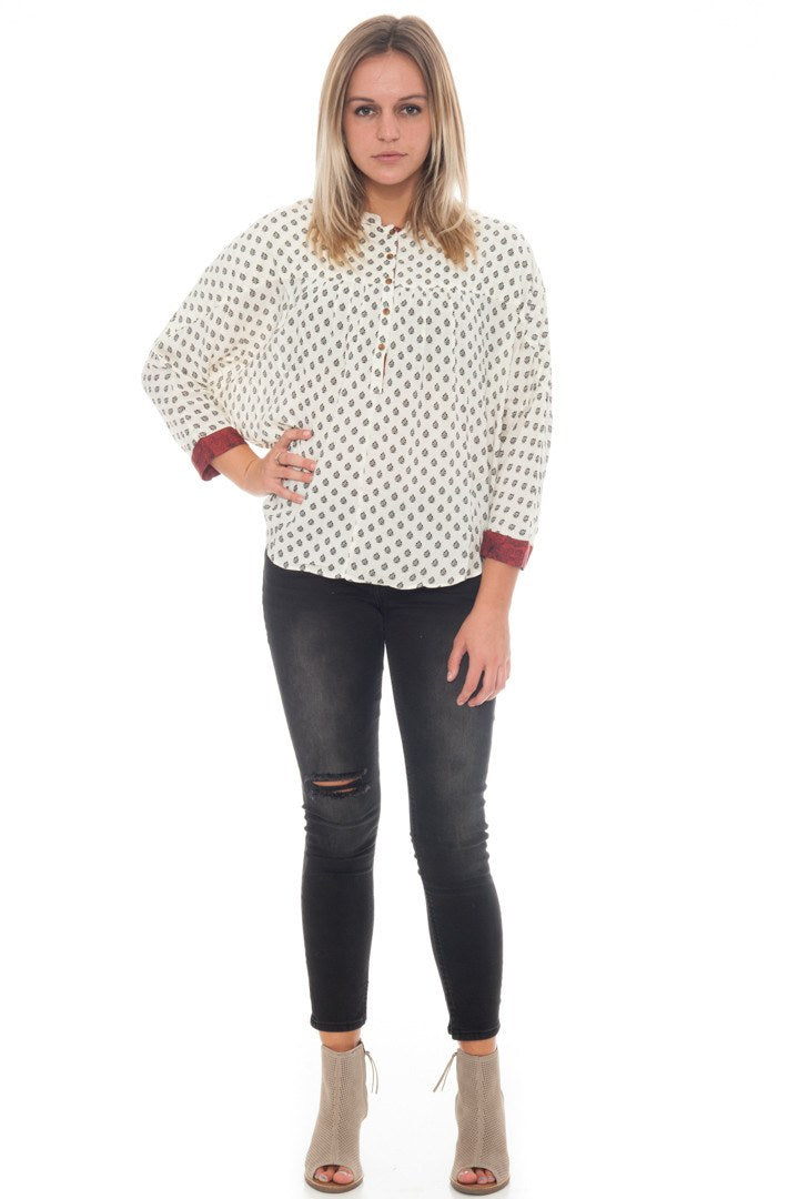 Shirt - Patterned High Low Top with a Cropped Sleeve